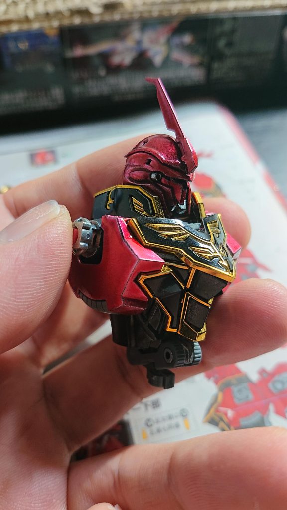 クリアレッド、クリアーの順で吹きました。
下地が黒の為、パーツのエッジが立っていますね。