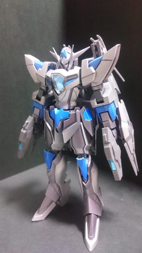 基本の気をつけポーズ。カラーはシルバー、コバルトブルー、ガンダムカラーのメタリックブルーを使っています。