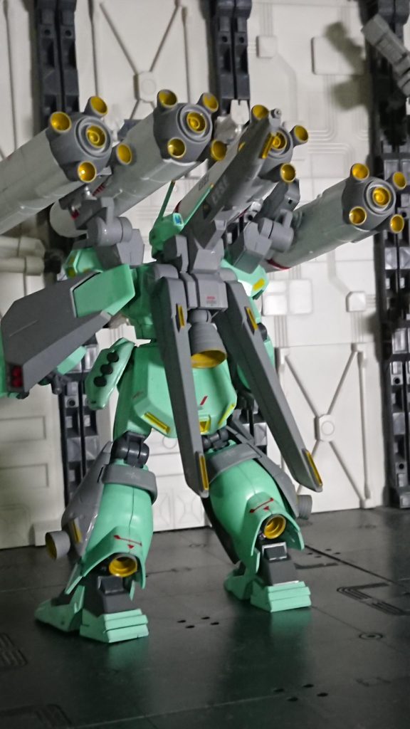 リアビュー
バーニアの塗り分けが一番報われる角度です!!
またメインバーニアは関節内蔵でフレキシブルに可動します