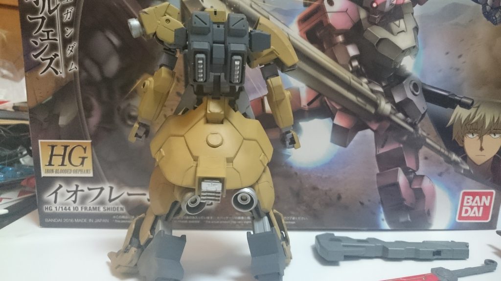 背面部はハーフストライカーのバックパックと漏影のスカートで高出力且つ堅牢なフォルムを演出しました。
脚部は獅電の脚部の上位互換に見えたアスタロトから強奪しました(´・ω・`)