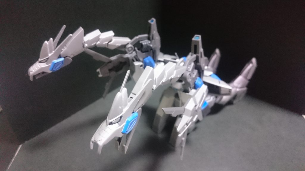 タンクモードのアレンジでツインドラゴンモードwww
どこかの画像で見かけたので作りたくなっちゃいました。
ドラゴンの頭はドラゴンガンダムのパーツを少し削ってパテで着けたものです。