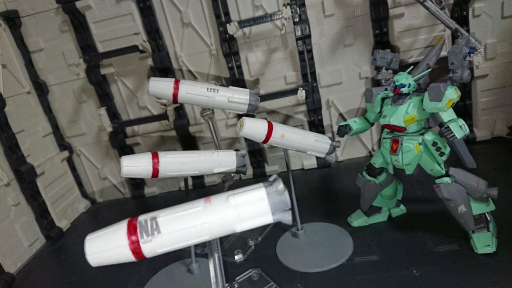 大型ミサイルは分割し3mm軸接続を出来るようにしました
透明フライングベースがもっとあれば雰囲気出るかも?