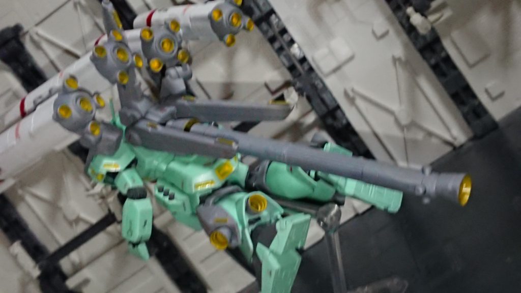 「こんな大きなミサイル背負っているのだからちょっと機動性が心配かな?」
との考えからプロペラントタンクを追加
素立ちだけならスタンドなしでも出来ます
…「でもこの時代の連邦軍機って大抵ベースジャバー乗るんじゃね?」
とやった後で気がつくorz