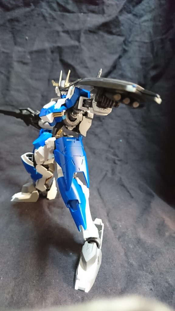 シールド/スモークグレネード
レアアロイ製のシールド厄祭戦で使用されたものを修理して使用している
スモークグレネードを内蔵他に信号弾が使用できる護衛任務の時は、スモークグレネードではなく信号弾を使用している