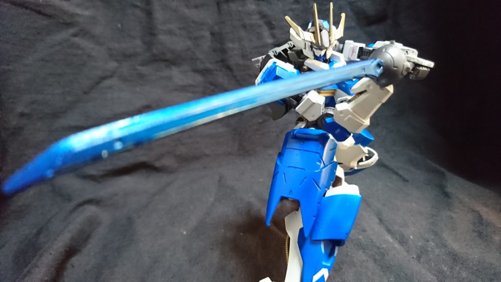 軍刀「瑠璃」
刀剣を製作している工房「村正」が製作した刀
日本で採掘させる希少金属「ヒヒロカネ」とレアアロイに似た金属「ミスリル」を掛け合わせた合金で作られており刀身が青いのはミスリルの特徴でありヒヒロカネと相性がよく鋭い切れ味に仕上がっている