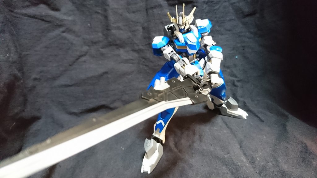 試作型ブーストブレード
推進剤と「EX-SEEDユニット」を内臓した試作段階の剣
「EX-SEEDユニット」とは推進剤を動力にブーストブレードの斬撃の強化と推進力により素早い一撃を繰り出すことができる、リミッター解除も可能で推進剤が無くなるまで使える常に刀身が赤熱化し
MSを焼き切るほどの温度で使用後マニュピレーターが焼ける時もある
元ネタは某スタイリッシュアクションゲームの武器をモチーフにしました