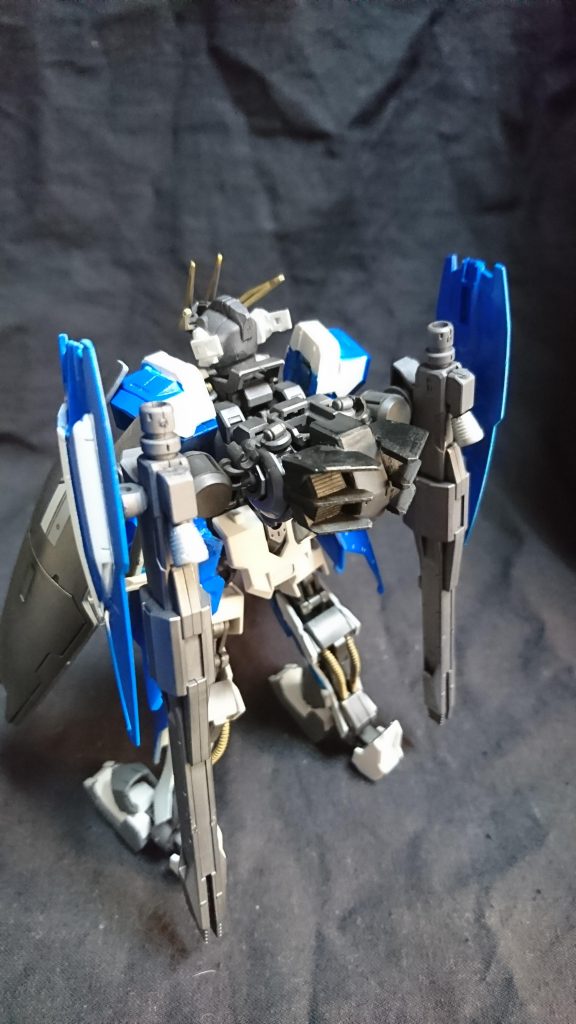 試作型リアクターブースター
MS工房とギャラルホルンの技師リリアが共同で製作されたバックパック
エイハブ・リアクターと擬似リアクターをあわせて擬似リアクターで推進力を増幅させ驚異的なスピードを出すことができるがまだ試作段階のためリミッターをかけてある