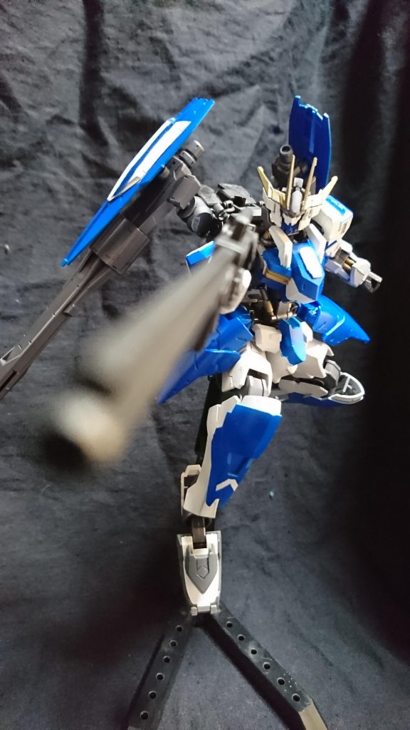 ティアンシー
輸送ルートの確保、タービンズの警護、
歳星周辺の巡回、要人警護などを請け負うテイワズの護衛組織
人員はまだ少なく中には撃墜されたギャラルホルンの戦艦の生き残りを率いれている、戦闘員は現在アーベルのみで昔の仲間や様々な経歴の持ち主をスカウトしているがなかなか上手くいってないようだが「レプラコーン」が歳星に向かってるという情報を手にいれ機会を楽しみにしている