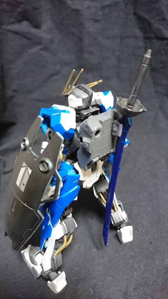 ガンダム・エリゴス
木星圏に2機のガンダムフレームが発見されテイワズが回収した1機
もう1機は破損箇所が多く時間がかかるため現在工房にて修理中である
エリゴスは破損箇所がなくフレームのみで発見された装甲は百練やグシオンリベイクの予備パーツなどを使用
バックパックは通常のものと「リアクターブースター」を装備することができる
アーベル・ラッセン
「アリアドネの死神」という異名をもつ元掃除屋の青年、眼鏡をかけており長い黒髪を結んでいる顔つきが若干名瀬・タービンに似ているとタービンズのクルーに言われる時もあるが本人と名瀬の関連は全くないらしい
性格は冷静で仕事を確実にこなす
礼儀正しく人辺りがよく部下に信頼されている、女性に免疫がなくどう接すればいいかあたふたするときもある
MSの操縦スキルが高く単騎で海賊を撃退するほど強く海賊に恐れられている