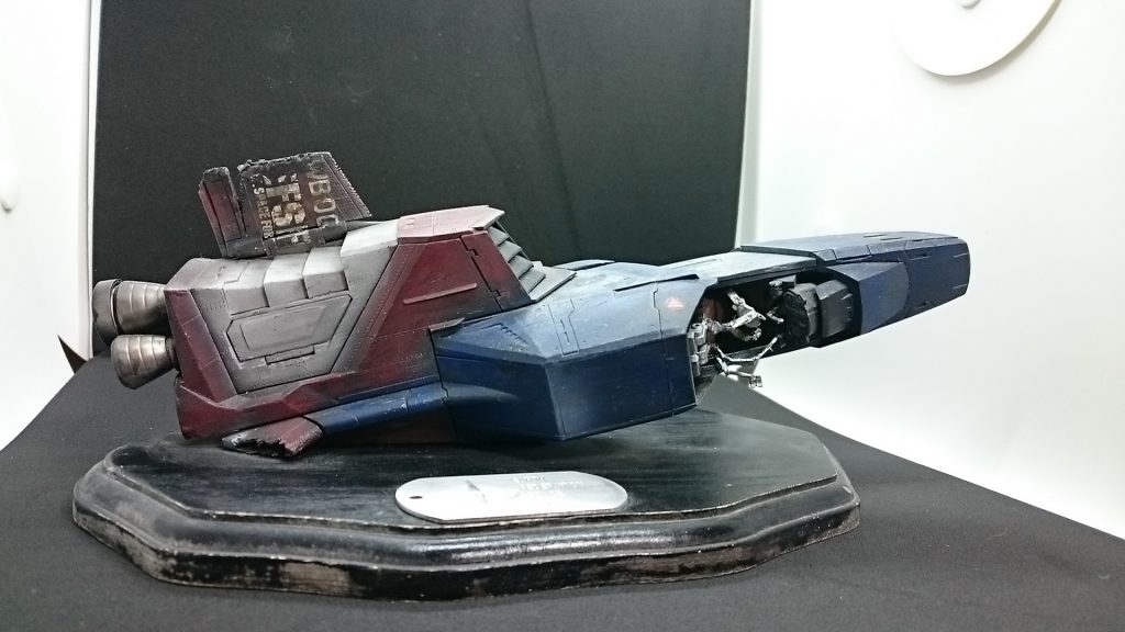 コックピットのパネルに電飾を一応入れていますが電池切れです
電池を入れると接触不良で電飾が点滅します