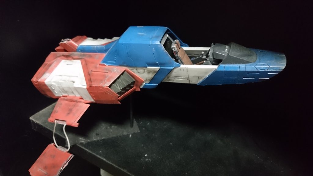 コア・ファイターはとくに翼を壊したのとキャノピーを外した以外はいじってません
全体的に擦れと煤で汚れて多少の焼けをウェザリングした以外の塗装はほぼしてません