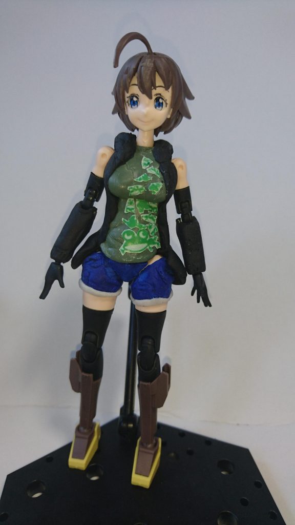 正面
最初はナナミさんの私服をモチーフにしようとしたのですが、中の人(伊藤かな恵さん)要素濃い目で制作。
2016年に行われたライブツアーの時のTシャツとパーカーをモチーフにしています。
ダイバーナミをベースにパテで手を加えています。
見ての通り肩と足がまだ未完成で、完成したら改めて挙げなおそうと思います。