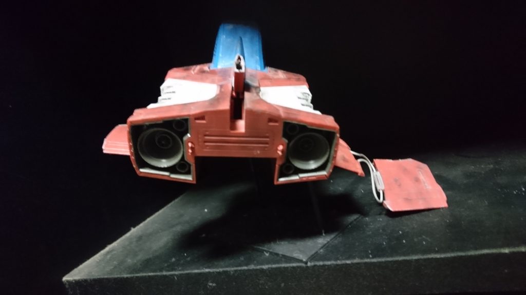 バックショット
コア・ファイター本体はプラ棒2本で支えられておりプラ板で台を作ってあり浮かせてあります