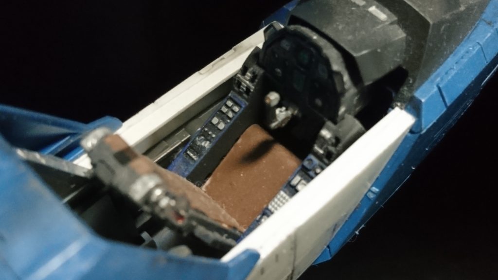 コックピット座席とコンソールを部分塗装しました