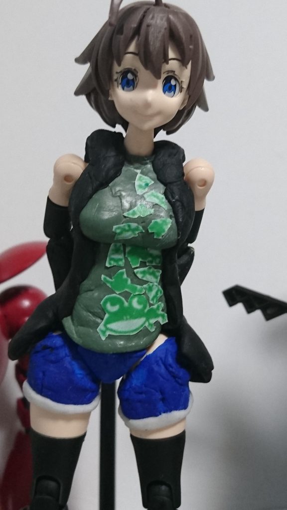 胴体
紙ヤスリでラインを消しつつパテとサフでTシャツっぽく表面を整えて塗装。
上からパテでパーカーをかぶせています
デカールと配色は前述の通り2016年に行われたライブツアー2016カサナルケシキのカサナルカエルTシャツと伊藤家のパーカーをイメージしています。
お察しの通りKK2016はカサナルケシキ2016の略称です(笑)