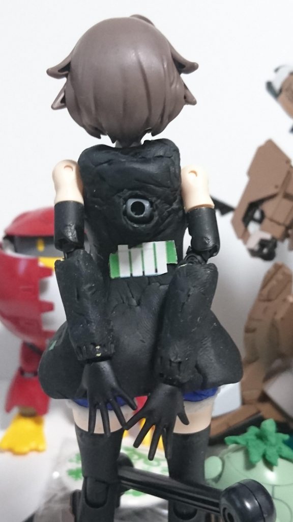 背面
後ろにも伊藤家のパーカーのデカールを張っています。
パーカーを被せた為、ユニバーサル規格の代わりにフードの位置にポリキャップを仕込んでいます。
スタンドやストライカーパック、オーライザー等なら付けられます。