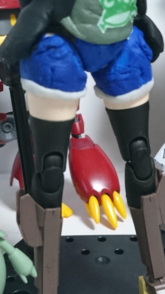 脚部
色合いを変えています。
下はナナミさんの活発そうなイメージに合わせてショートパンツ風にパテで制作。
今の制作技術だとこれが限界でした・・。