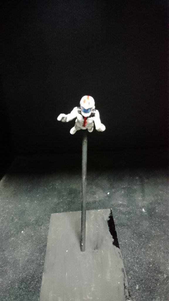 アムロは股間でプラ棒で浮かせてあります