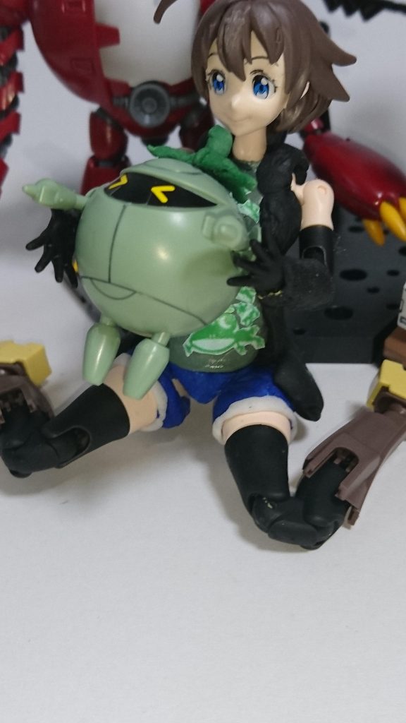 パーカーを被せているので腰回りの可動は制限されていますが、腕と足は元キット並みに動きます。