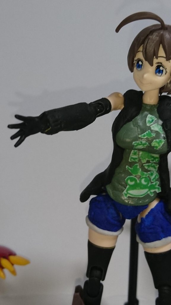 腕は装甲パーツをひたすらに削った後、パテをパーカー風に盛っています。
表情をつけるのが難しく・・。