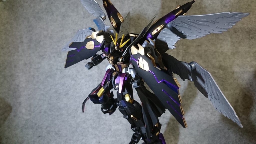 なおスタービルドストライクガンダムをリスペクトし光の翼も展開可能である。
だが発動条件や特殊能力などの設定が決めてなく、シンプルに「光の翼ある方が見栄えするよなぁ」と思ってエフェクトを付けれるようにした(後日談)
反省点としては
フルクロスユニットの裏側の塗装忘れが大きいです。