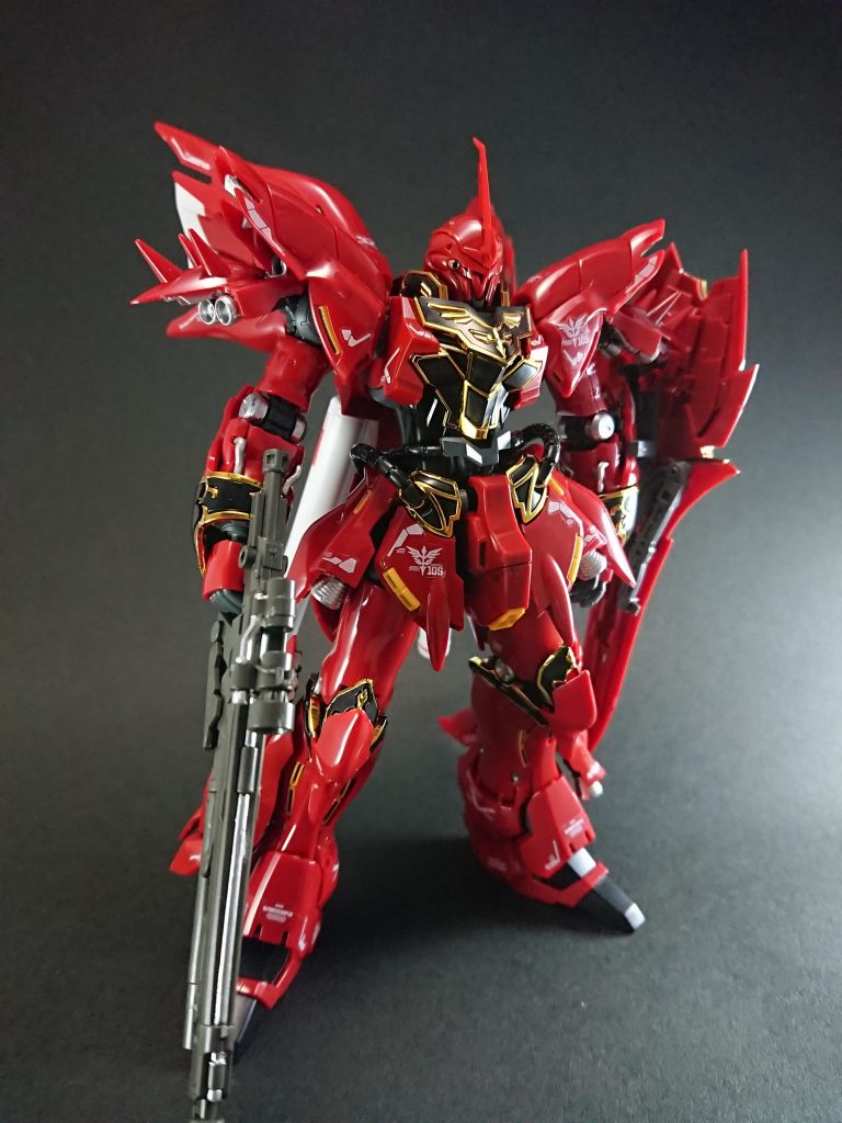 今回はRGのかっこよさをわざわざいじる事もないのでモノアイにメタルグリーン、バーニア、フレームの各所にシルバー塗る程度の部分塗装仕上げ