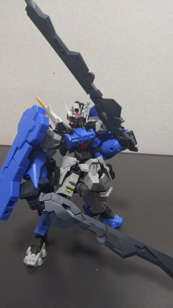 ソードモード。サブナックルは近接装備としてつけておりますが
大型の武器が多いので、武器を装備する際の補助的アームとしての役割もあります