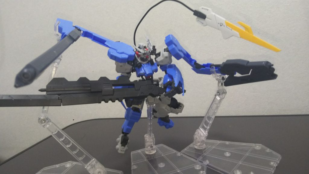 お恥ずかしながら、この形態でのポーズは
限られております
ですが、アクションスタンドがあれば
アクションポーズもこの通り取ることができます