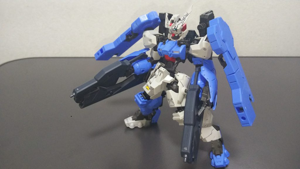 メイン武装の大型ソードライフル2丁を装備
大きいですが、サイドスカートにマウントすることも可能です