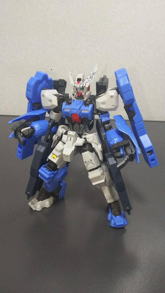 正面からの写真。皆様のような全塗装という工程は
行っておらず、9割が成形色での構成となっております
リナシメントのシールドアームを左肩にも載せた重装備ガンプラとなります