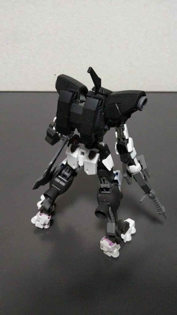 正面と背面の写真
流星号の頭部の大型アンテナが
「海の王者」と呼ばれているシャチの
背びれに見えたので、シャチのイメージで
黒と白を基調としたカラーリングにし
無彩色のみだとやや寂しいかなと思い
胴体に黄色のパーツを使用してます
名前の由来は鯱(シャチ)であること
そして、海の王者と呼ばれるシャチのように
宇宙という海を駆ける機体として
「海王号」と名付けました