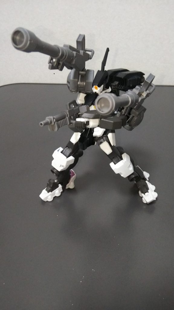 こちらはバズーカ2丁とライフルによる一斉射撃
鉄血のプラモらしい、可動域の広い
プラモになったと信じたいです
こちらで最後となりますが
ここまでご覧いただき
誠にありがとうございます。