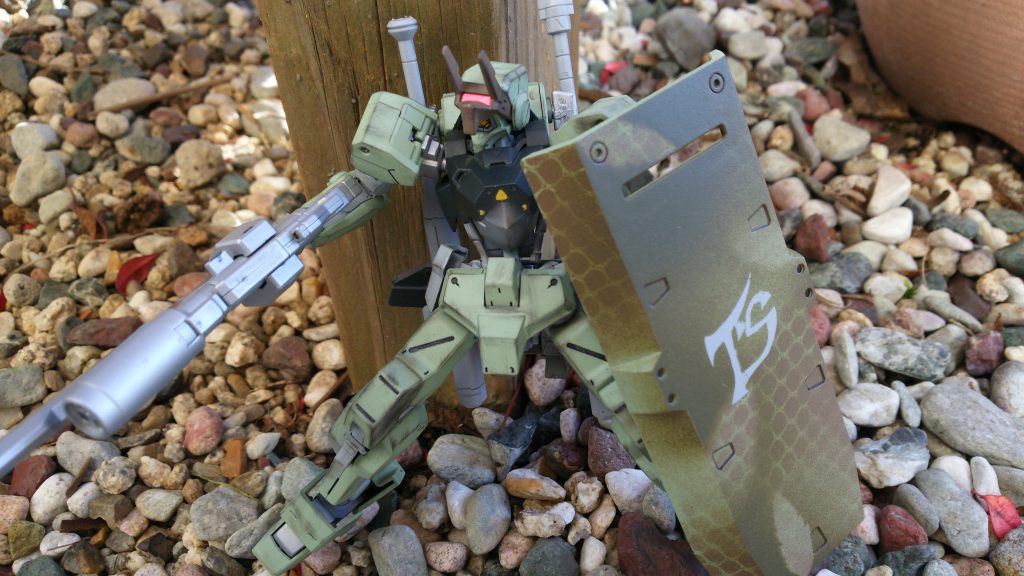 ■アピールショット①
外での撮影。ミリタリーカラーだけに自然に溶け込んでくれました！