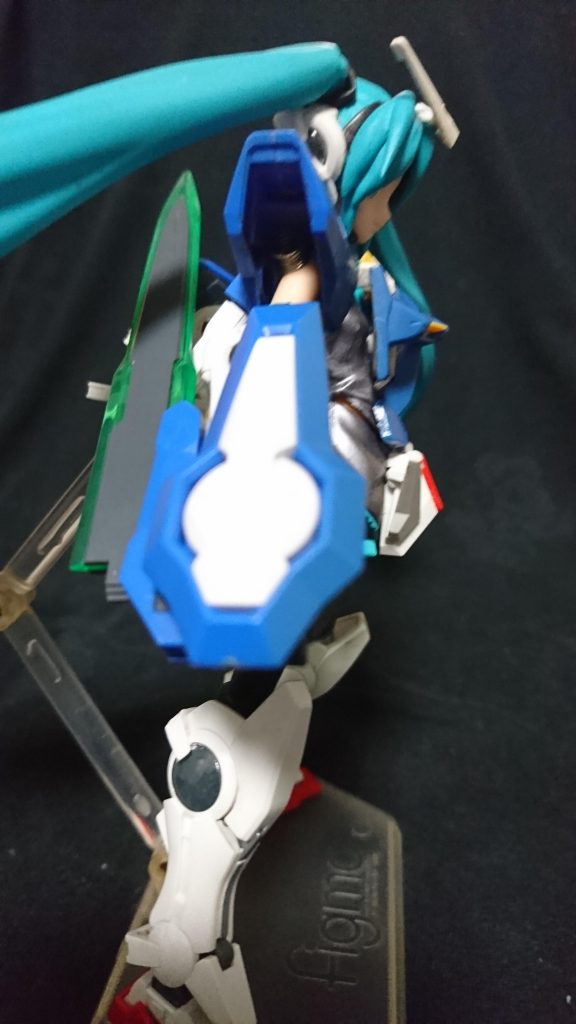 肩はスプリングで繋がっているので腕の稼働にフレキシブルに対応してくれてます。