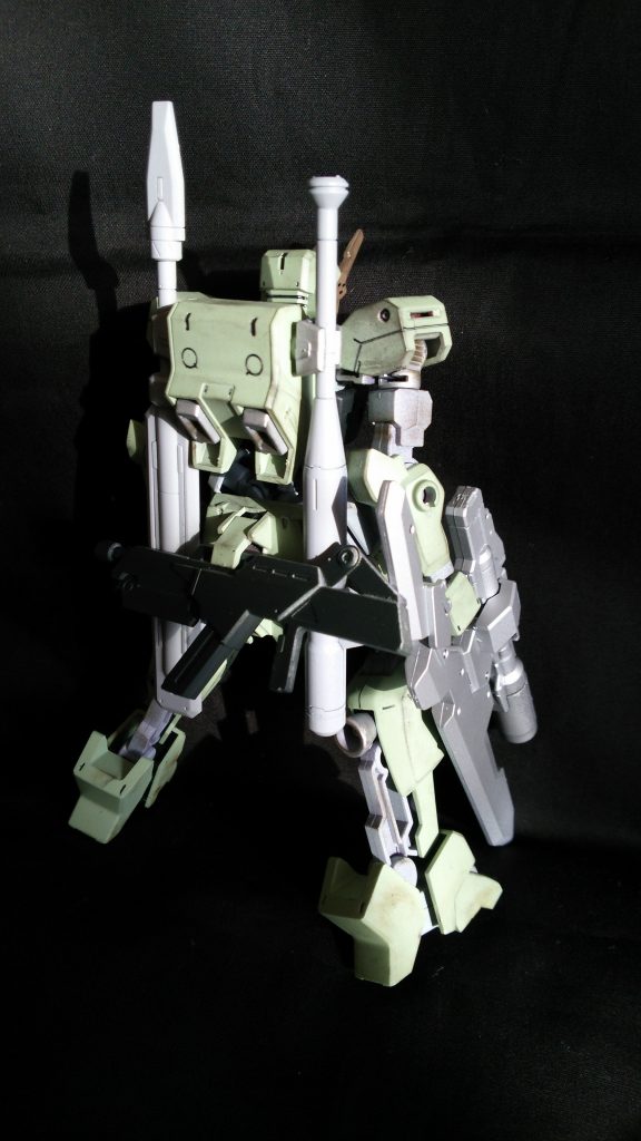 ■背面
装備もマシマシで、バックパックには『鈍器』も装備。鈍器？バットかw