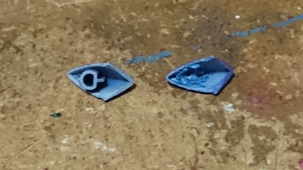 膝あて内部は凹パーツをガリガリ削ってます。