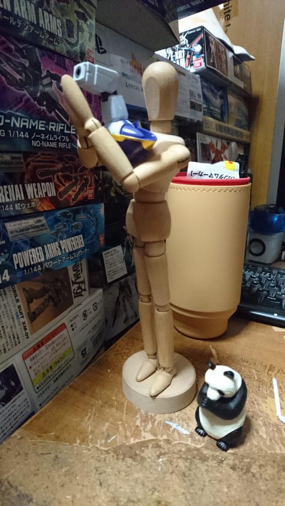 タミヤセメントで腕の接合中〜。
ちなみに塗装はいつものタミヤスプレー［パープル(各武装)、ブルーバイトレット(胴体、手首、足)、ゴールド、ホワイト)、頭のトサカはガンプラマーカー(紫)］です。