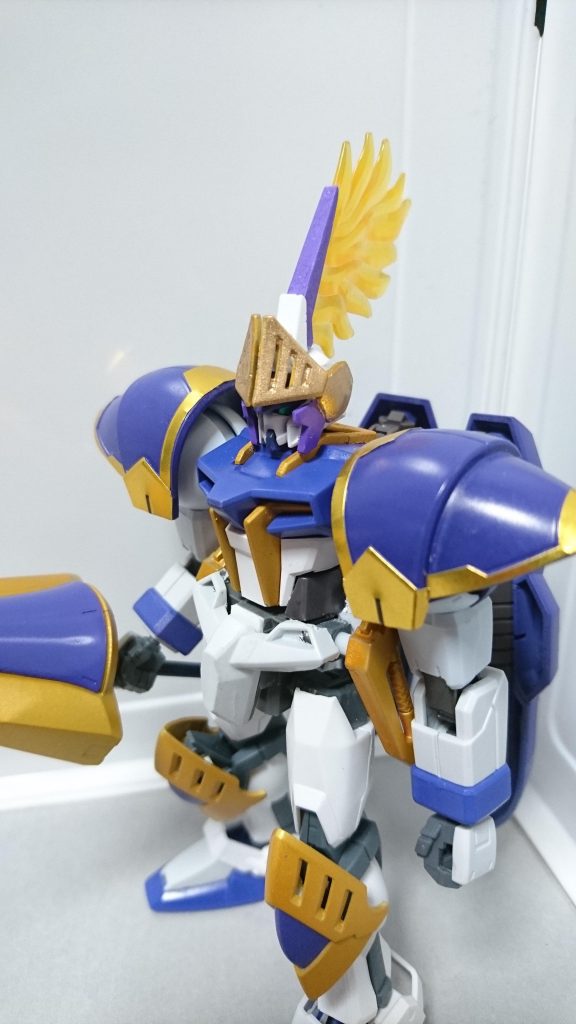 バストアップ。ギャンスロットの特徴的な肩を使用したかった為、胴体はストライクを使用しました。この時点でデュエル感が薄れている気が・・・アイツ一号機なのに癖強い胴なんやもん・・・
腕はギャンスロットの接続部をランナー片で延長してデュエルの腕にハメハメ。簡単でしたが、横から見るとランナーが割と見えます・・・
足にはギャンスロットの膝当てを移植。