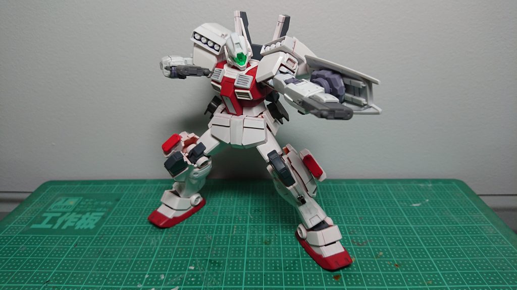 副武装はサイドアーマーに懸架された2丁のハンドビームガン、肩部4連装ミサイルポッド、脚部大型ミサイルランチャー