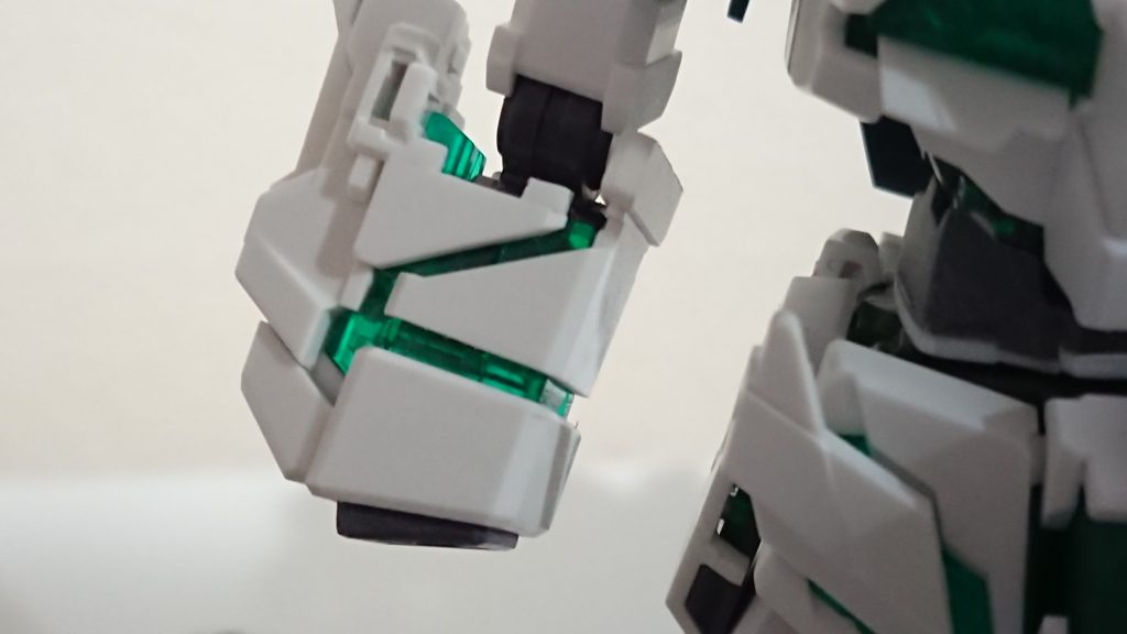 肘はプラ板でディテール追加、手首は角度を微妙に変えてます。