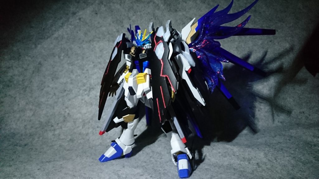 型式番号[CVS-X3]ストライクガンダムシリウス･フルカノン

当時は配色をクロスボーンガンダムX3と同様の配色にするか悩み、武装や使用したキット、コズミックイラという世界観を考慮しストライクフリーダムカラーでまとめました。

コンセプトはX2より上位互換の武装を装備させたい＝遠隔武装のフィンファンネルを装備させました。
X2が有線に対しX3を無線にしたかった。
ということですね。