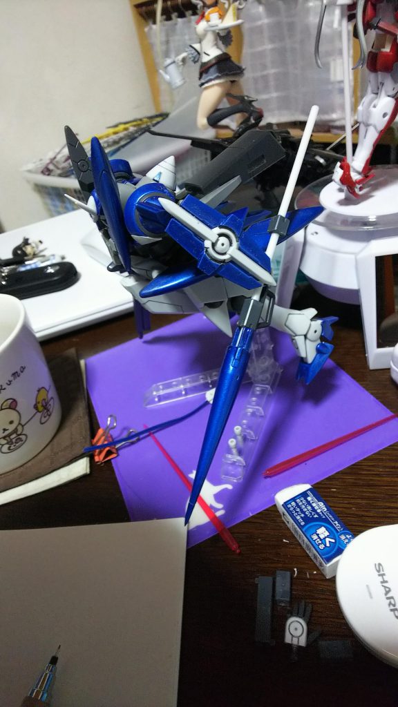 ランスははじめは持つ部分を長めに、それこそ両手でもって使用することを想定していましたが、それだとGN-XⅢとの差別化ができないと思い、今の形になっています。