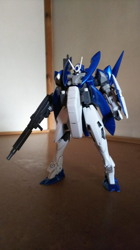 前:腰部にビームサーベルのマウントを設けました。ふみなのロボットアーム(?)の短いものを3mm穴で貫通させたものです。フロントのタンクはポータントフライヤーのものを流用