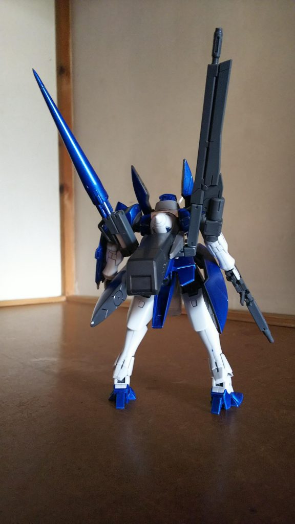 後ろ:腰部リアユニットに3mm穴をあけロボットアーム、タンクの順に設置。ロボットアームはフロント同様ふみなのものを、タンクはガデッサのものを流用