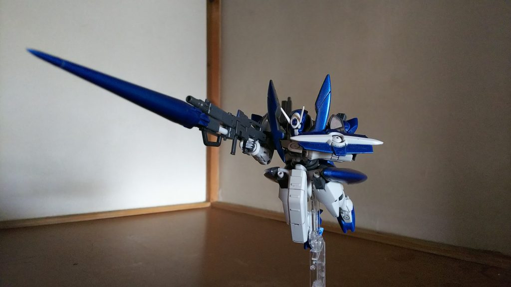 ふみなのロボットアームを使用し、あらたにバレルを作成。銃口部分はリボーンズガンダムのライフルから流用、接続は3mmのプラ棒で。バレル下部にこちらもあらたに作成したランスを装備可能。ランスはガデッサのビーム砲後ろのとんがりとプラ棒、ふみなのロボットアームで作成