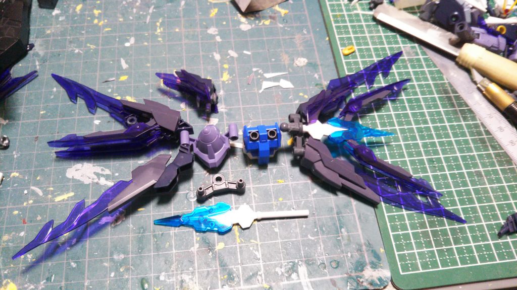 バックパックはダブルオーダイバーの基部にグレイシャーのパーツ(一部トランジェント)で出来てます