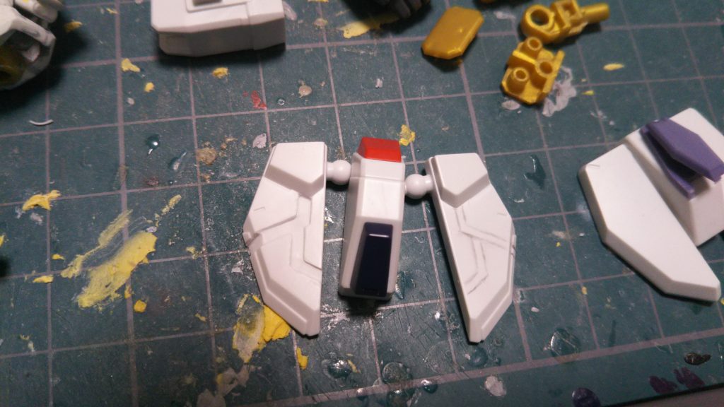 フロントアーマーにタガネでフレーム露出をイメージした彫り込み