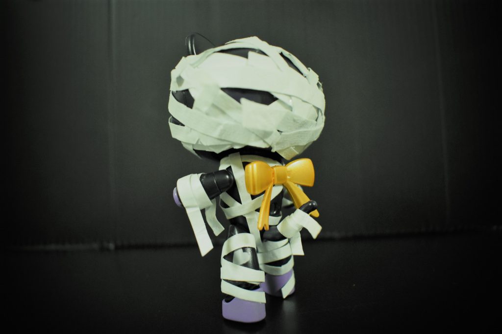 紙は百均の和紙を何枚か重ね、上から木工用ボンドを混ぜた水にひたして乾燥させたものを使用。固まった後でも多少しなりが効くので曲面にも付けやすいです。