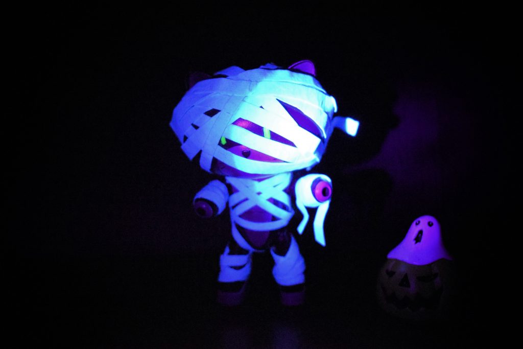 眼はブラックライトで光ります。シールにエナメル塗料の蛍光グリーンを直接筆で塗りつけました。(シールにエアブラシを吹き付けても塗料が乗りませんでした。)