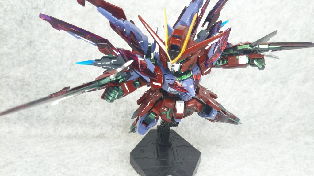 腕に装備してるシールドソードは通常時は実体刃
展開することでビームを撃ったりビーム刃を出せる